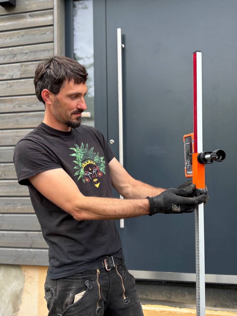 Benjamin Hermsdorf von Vimaana Garten beim Aufmaß mit dem Nivelliergerät — Planung vor Ort
