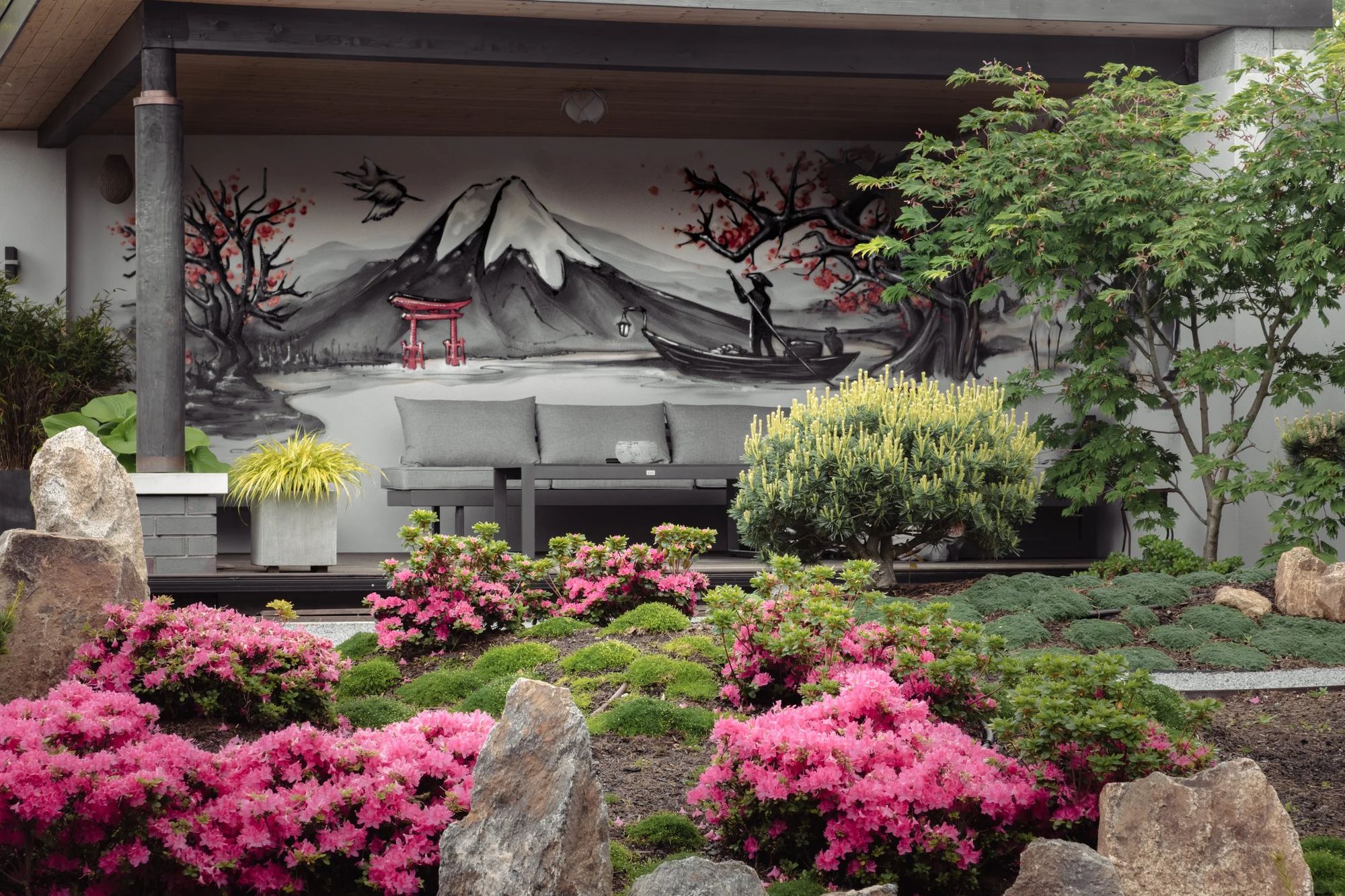 Japanischer Garten mit Azaleen, Moos und Wandmalerei