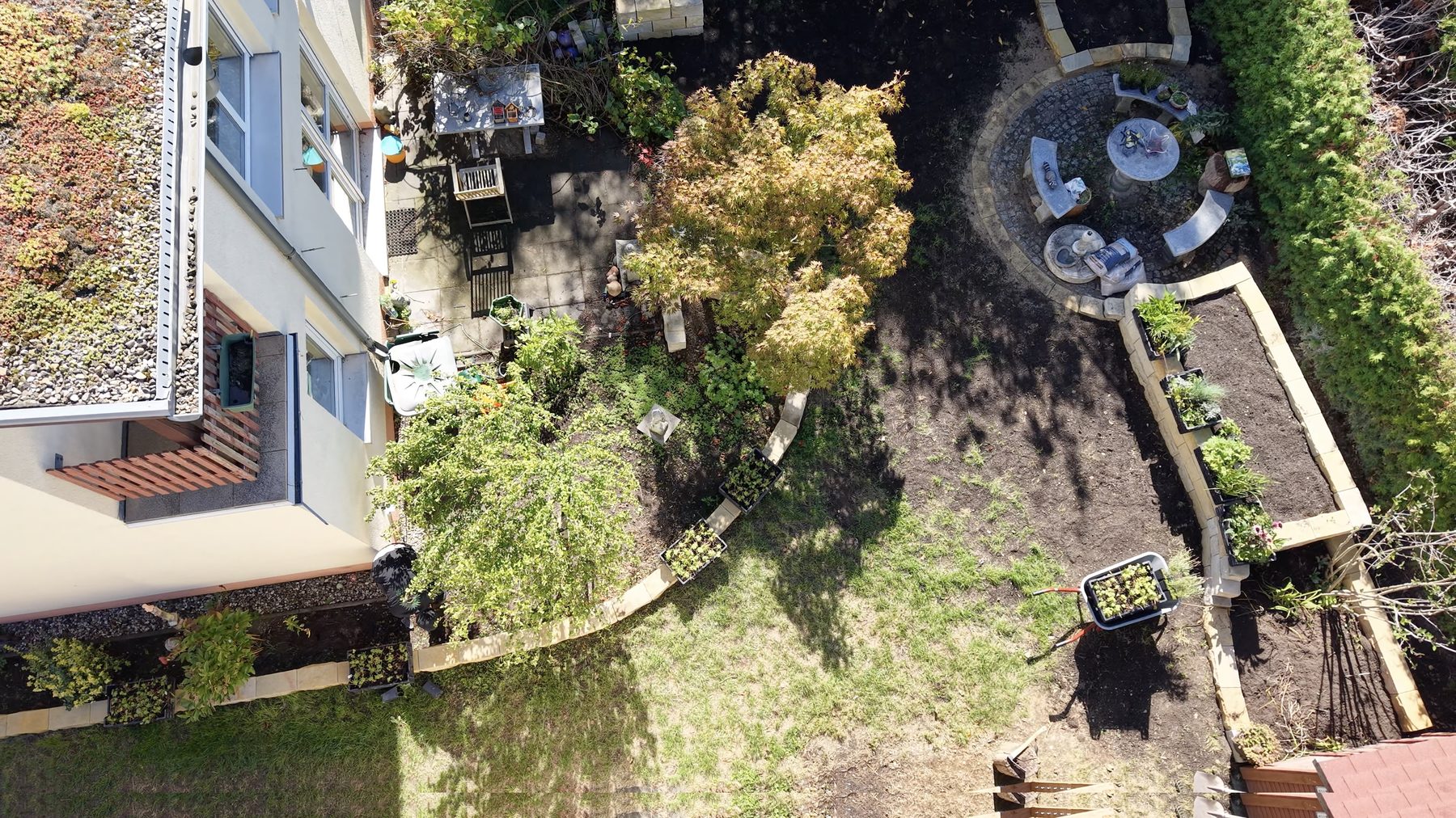 Essbarer Garten mit Sandstein-Hochbeeten aus der Vogelperspektive, gestaltet von Vimaana Garten
