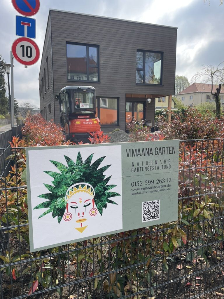 Erdarbeiten mit Minibagger bei einem Vimaana-Garten-Projekt in Dresden
