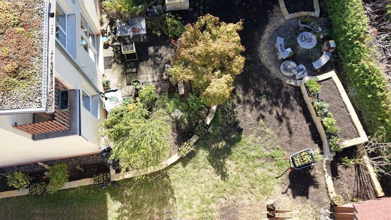 Luftaufnahme eines von Vimaana Garten geplanten Gartens mit Terrasse und Beeten